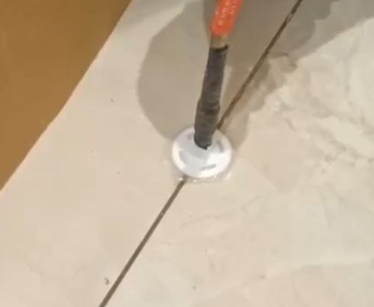 五指山瓷砖空鼓维修公司专业解答瓷砖在铺贴过程中，如果没有涂抹均匀到位的粘结材料（如水泥砂浆或瓷砖胶），可能会导致以下问题