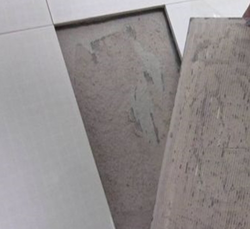 五指山瓷砖空鼓维修公司分享瓷砖铺贴时如果打浆（即涂抹在瓷砖背面和基层上的砂浆或瓷砖胶）过少，会带来以下问题